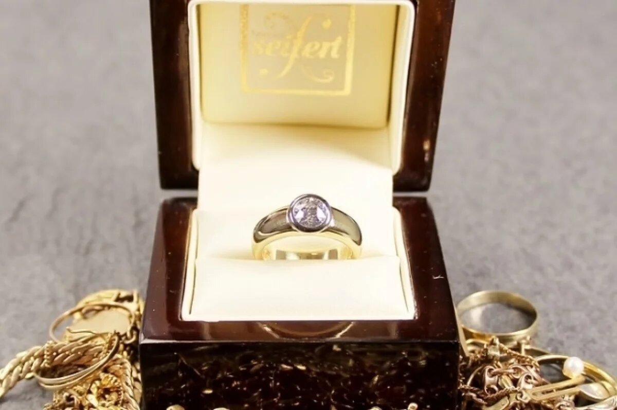    Житель Кизляра украл у собутыльницы золотое кольцо и сдал в ломбард