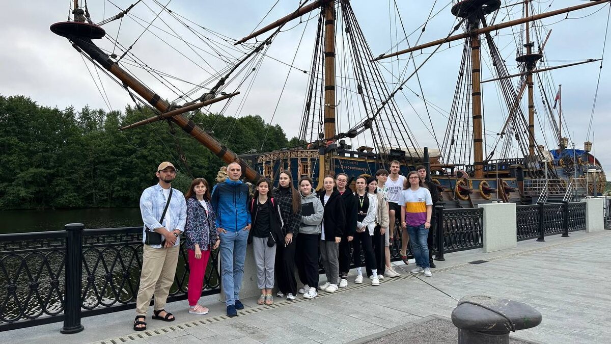 Воронеж. Корабль Петра I. На фото слева направо: 1. Отабоев Мустафо, 2. доц. Зольникова Юлия Федоровна, 3. доц. Соловьев Иван Алексеевич (руководитель практики), 4. Соловьева Вероника, 5. Юсуфова Мелани, 6. Савченко Анна, 7. Виноградова Екатерина, 8. Николенко Дарья, 9. Люманова Эльмаз, 10. Виткова Карина, 11. Булыгин Данил, 12. Карпенко Артем, 13. Асманов Дмитрий. Во втором ряду Двинянинов Илья