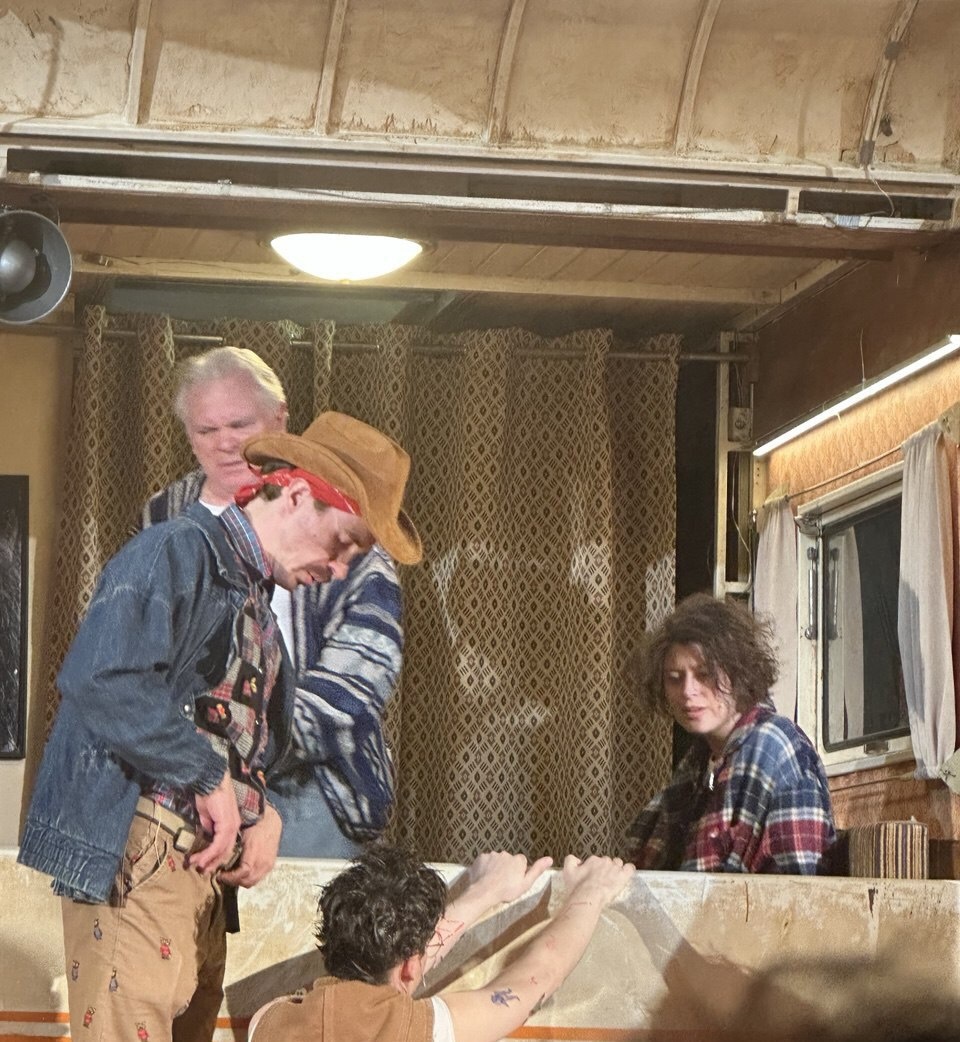 Король (Юрий Кораблин) поит чаем хиппи. Спектакль «Е-ЕЕ-ЕЕ!». Театр «Старый дом». Новосибирск. Фото автора.