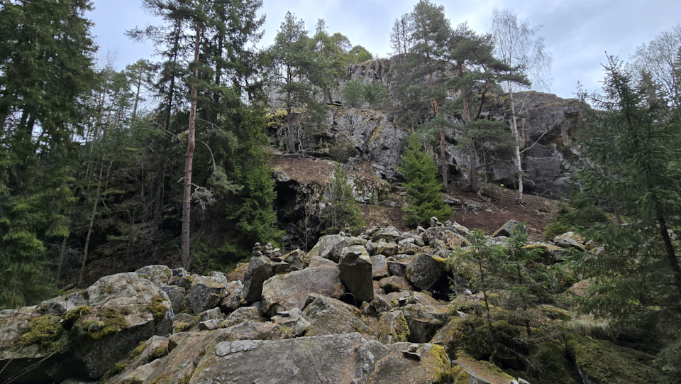 Гора с тропы смотрится весьма симпатично, как и прочие в Карелии