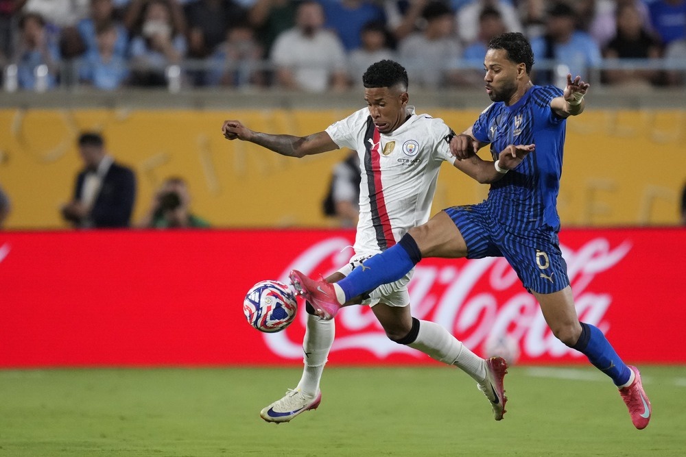    Игроки "МанСити" (в белой форме) проиграли саудовскому "АльХилялю" со счетом 3:4. / Getty Images