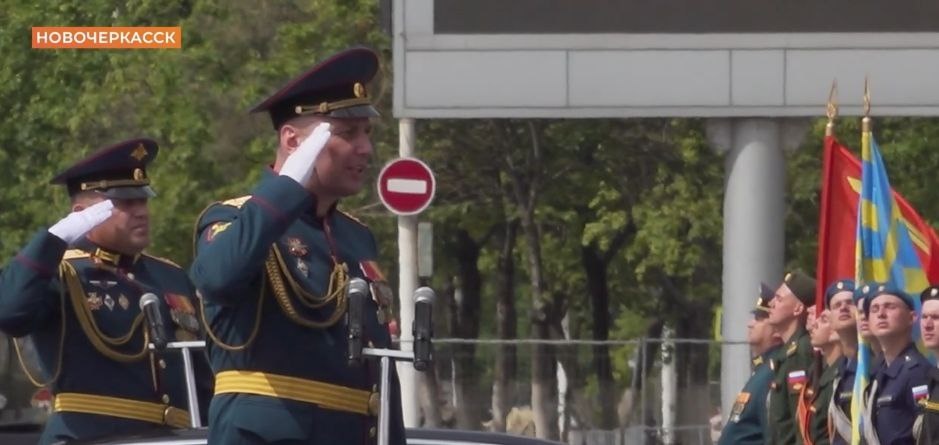    Руслан Горячкин принимает Парад Победы в Новочеркасске. Фото: скриншот 1rostov.tv