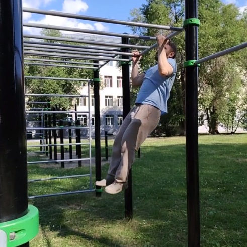 Нашел новую площадку в пешей доступности. Не так далеко идти, зато есть все необходимое. 