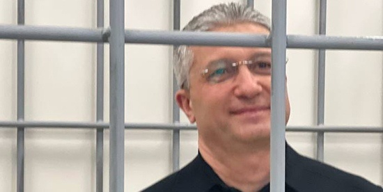 Тимур Иванов улыбается при оглашении приговора, ему всовсем не страшно. Фото из интернета. 