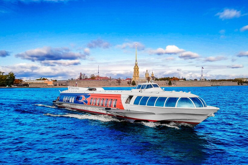 Речные трамвайчики на Неве в Санкт-Петербурге с видом на Петропавловскую крепость.