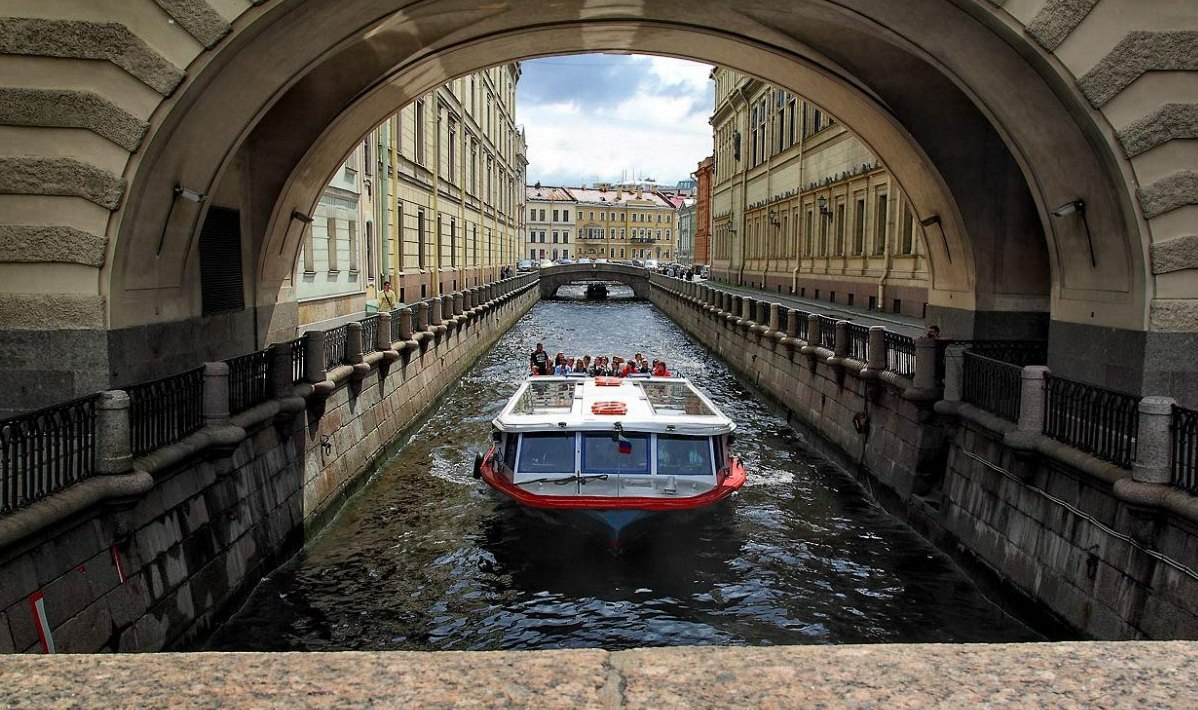 Дневная прогулка по каналам СПб на теплоходе мимо Зимней канавки и Эрмитажа.