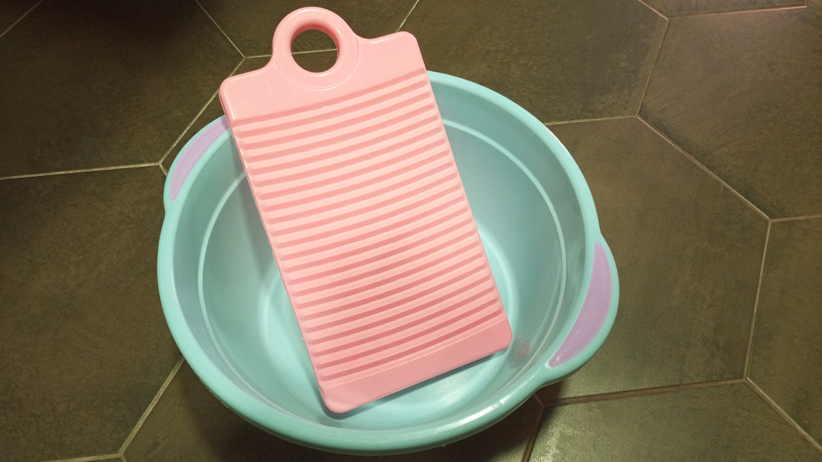 Самая простая. У меня с ВБ за 300 руб. В хозмаге или фикс-прайсе, думаю, будет дешевле. 