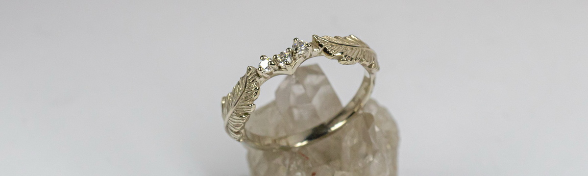 Кольцо перья из белого золота с бриллиантами “Маат”
