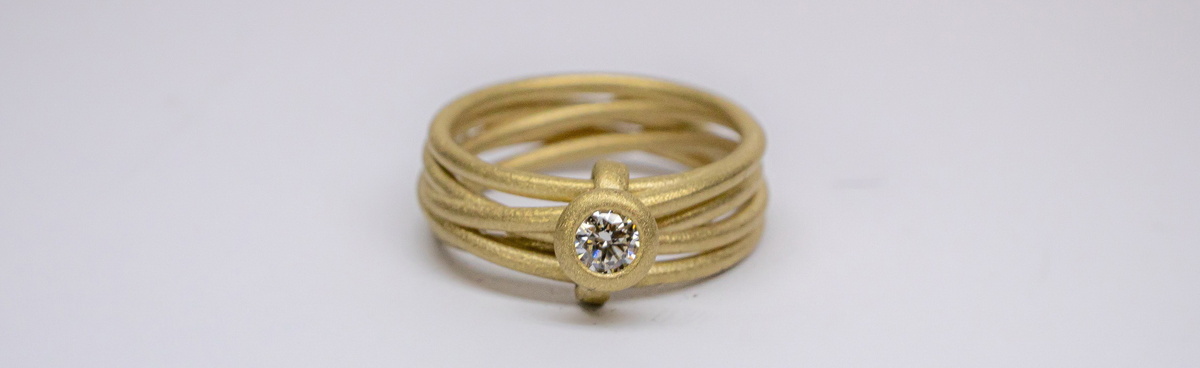 Золотое кольцо с бриллиантом «Эрида»