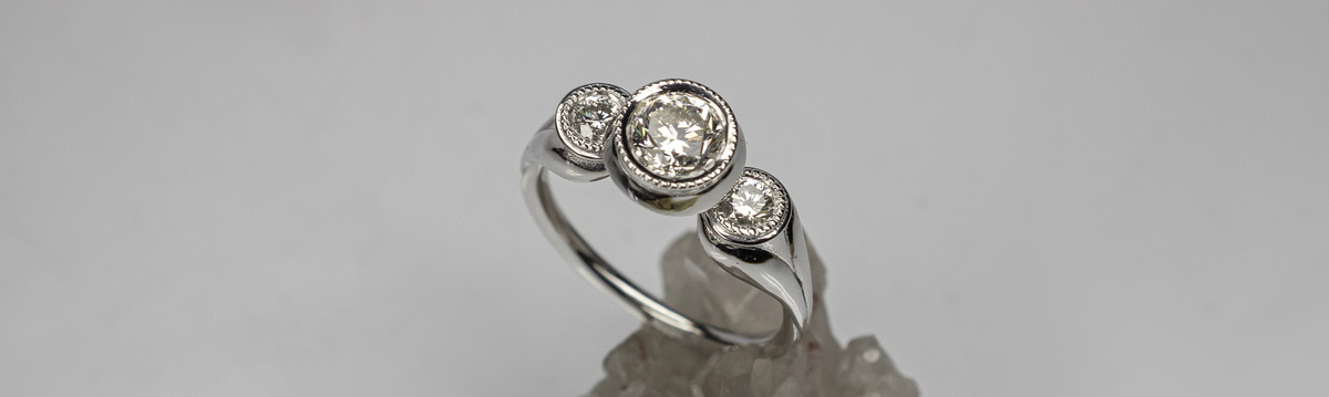 Кольцо из белого золота бриллиантами 1,5 карата