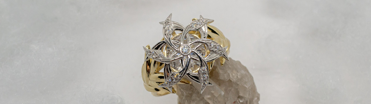 Золотое кольцо с бриллиантами и белым кварцем «Галадриэль»