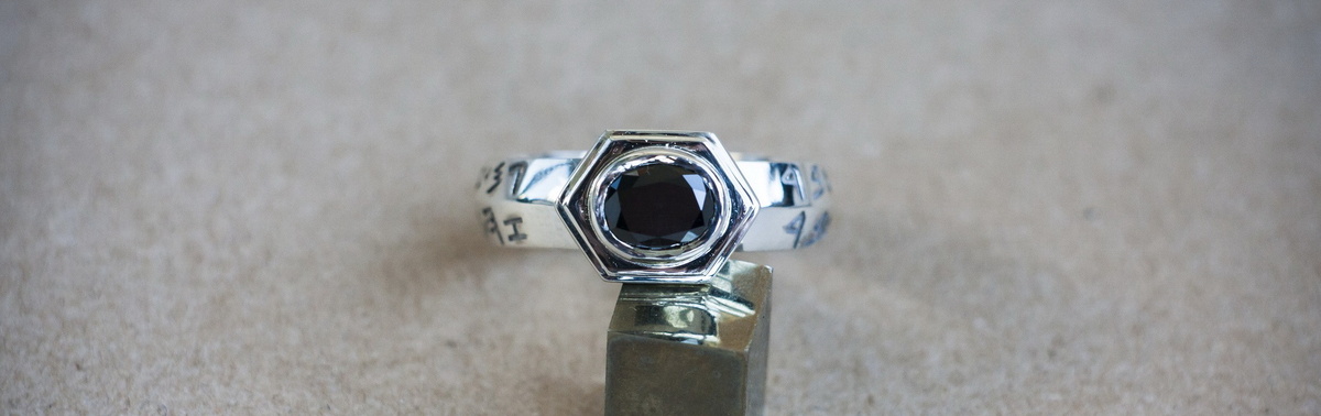 Мужское кольцо с черным бриллиантом «Кольцо Соломона»