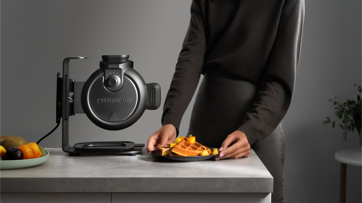 Вертикальная вафельница Polaris PST 1000 Waffle Dream с антипригарным покрытием.