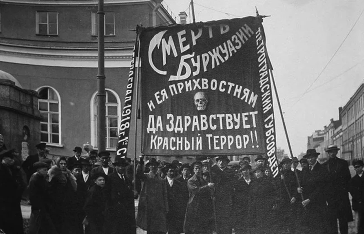 Таких свидетельств - великое множество. Но покажите нам, голубчики, хоть одну фотографию, где сторонники Добровольчества несут плакаты "Смерть рабочим и крестьянам!! Да здравствует белый террор!" 