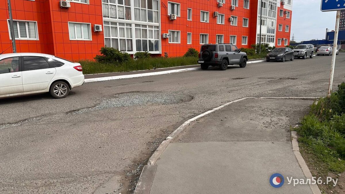    Житель Оренбурга отсудил у администрации более 350 тысяч рублей то, что его машина получила повреждения из-за ямы на дороге