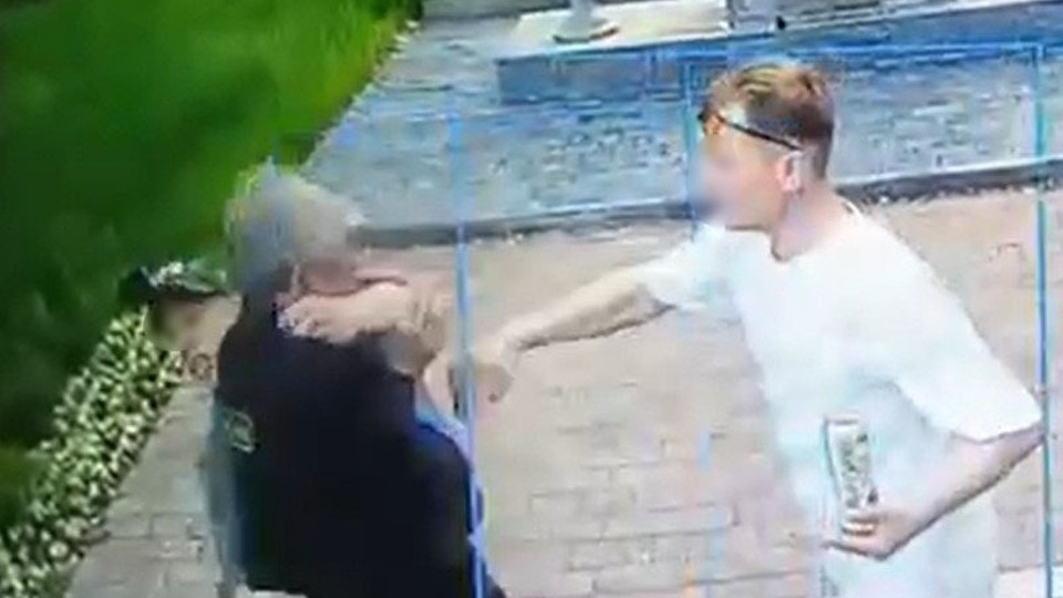 Снимали на видео, но никто не помог: в Татарстане подростки избили пожилого охранника парка из-за замечания