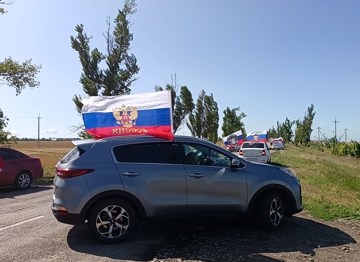 Сильный ветер помог знаменам гордо реять