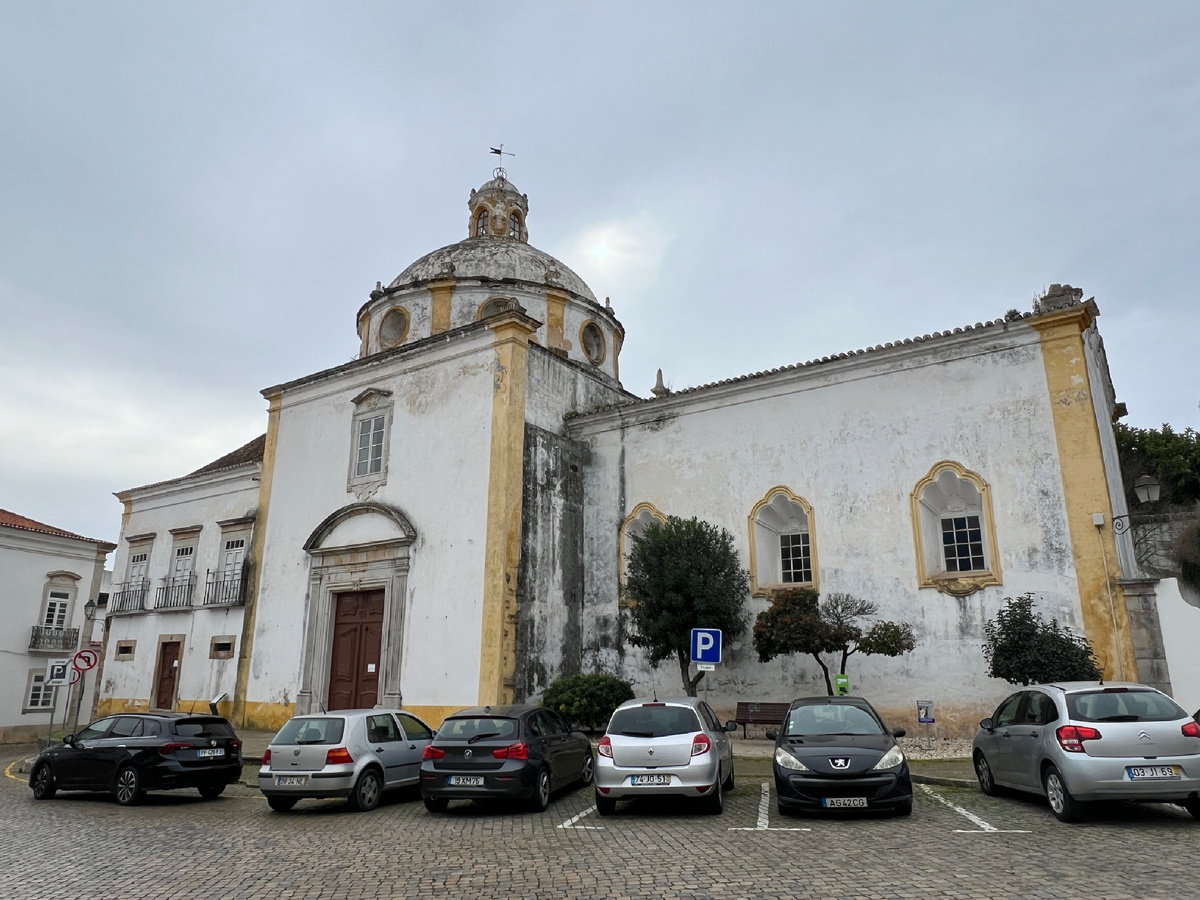 На парковке у этой церкви (Igreja da Ordem Terceira de São Francisco) мы как раз и оставили машину, отправившись дальше пешком.