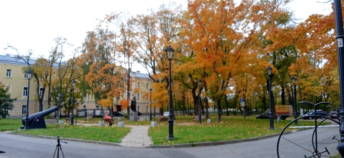 Сквер Александра Желобовского рядом с Морским собором 