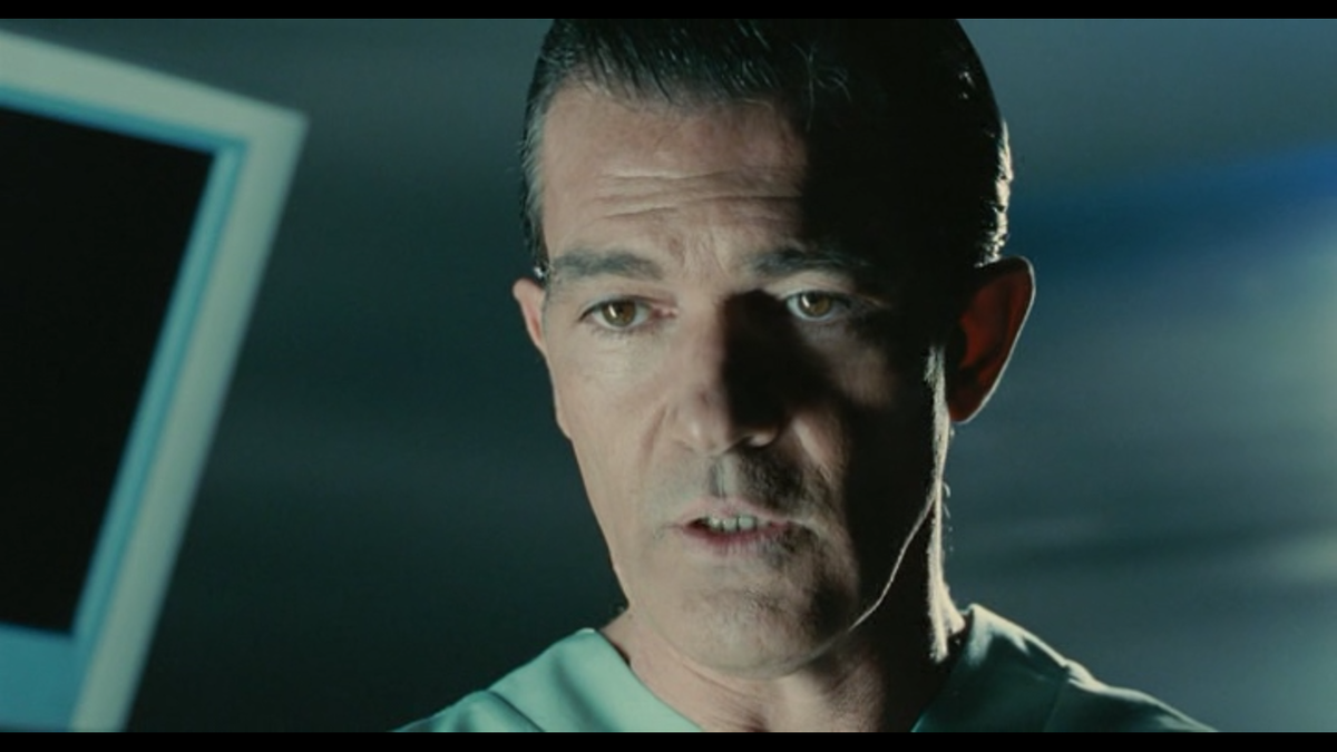 Роберто Ледгард (в исполнении Антонио Бандераса)