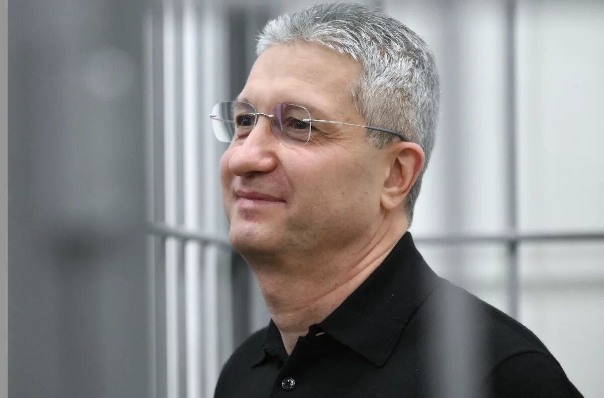    Экс-замминистра обороны Иванов отреагировал на приговор улыбкой