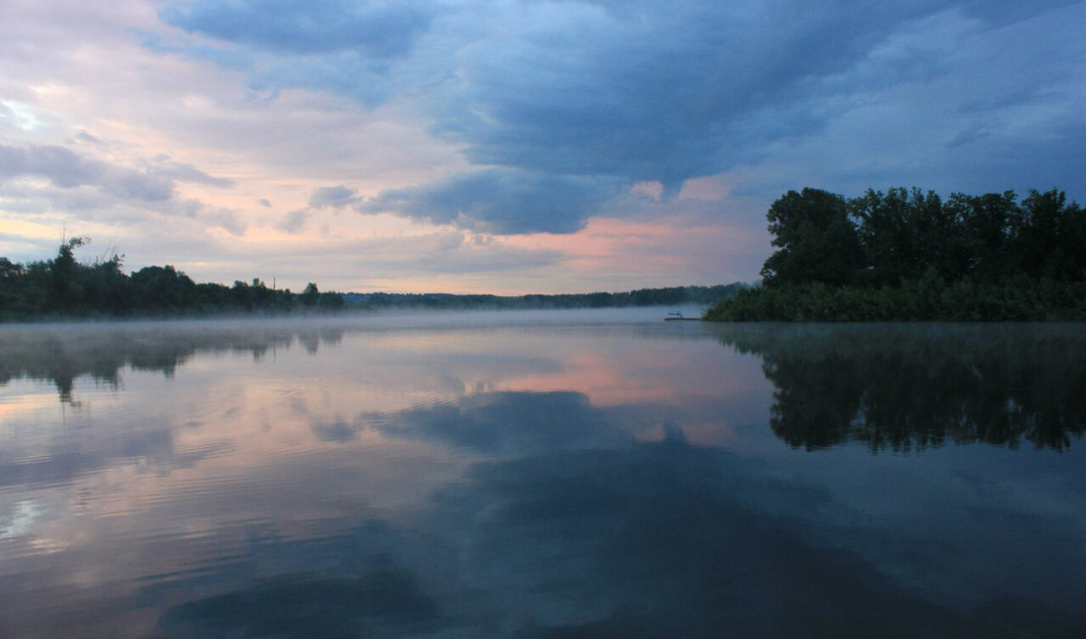 Ночью Шамсутдин погружает в фольклорную атмосферу: кажется, будто из озера с минуты на минуту выпрыгнет русалка или водяной. Фото: Elvinka89 / Wikimedia