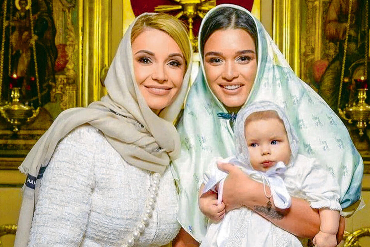    Ольга Орлова с дочкой Анной и ее крестной — Ксенией Бородиной Соцсети Ольги Орловой