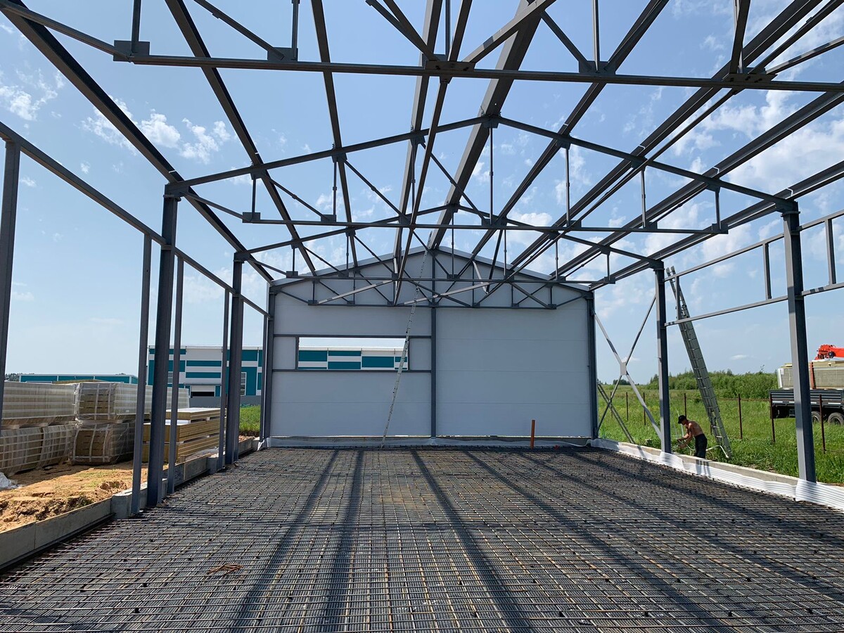 Металлокаркас здания, которое будет обшиваться сэндвич-панелями