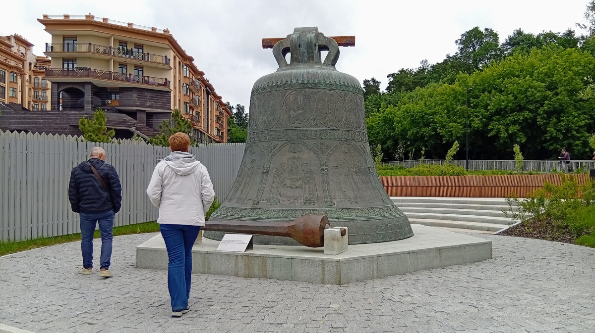 Большой Благовестный колокол со звонницы Саввино-Сторожевского монастыря. Фото из личного архива автора.