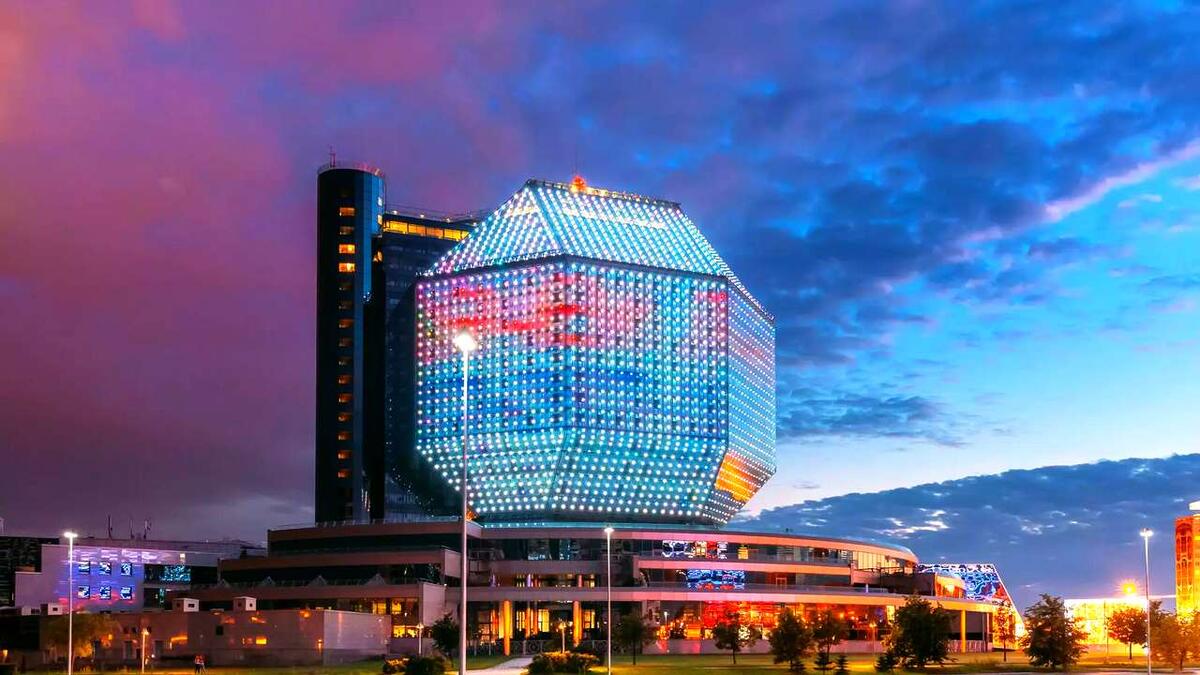 Национальная библиотека вечером