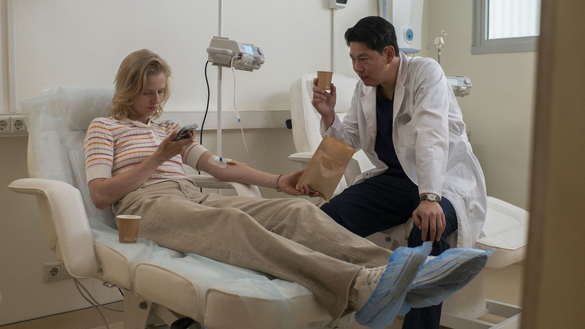 Одна из ведущих ролей у Евгения Сангаджиева – доктор, лечащий и вне клиники