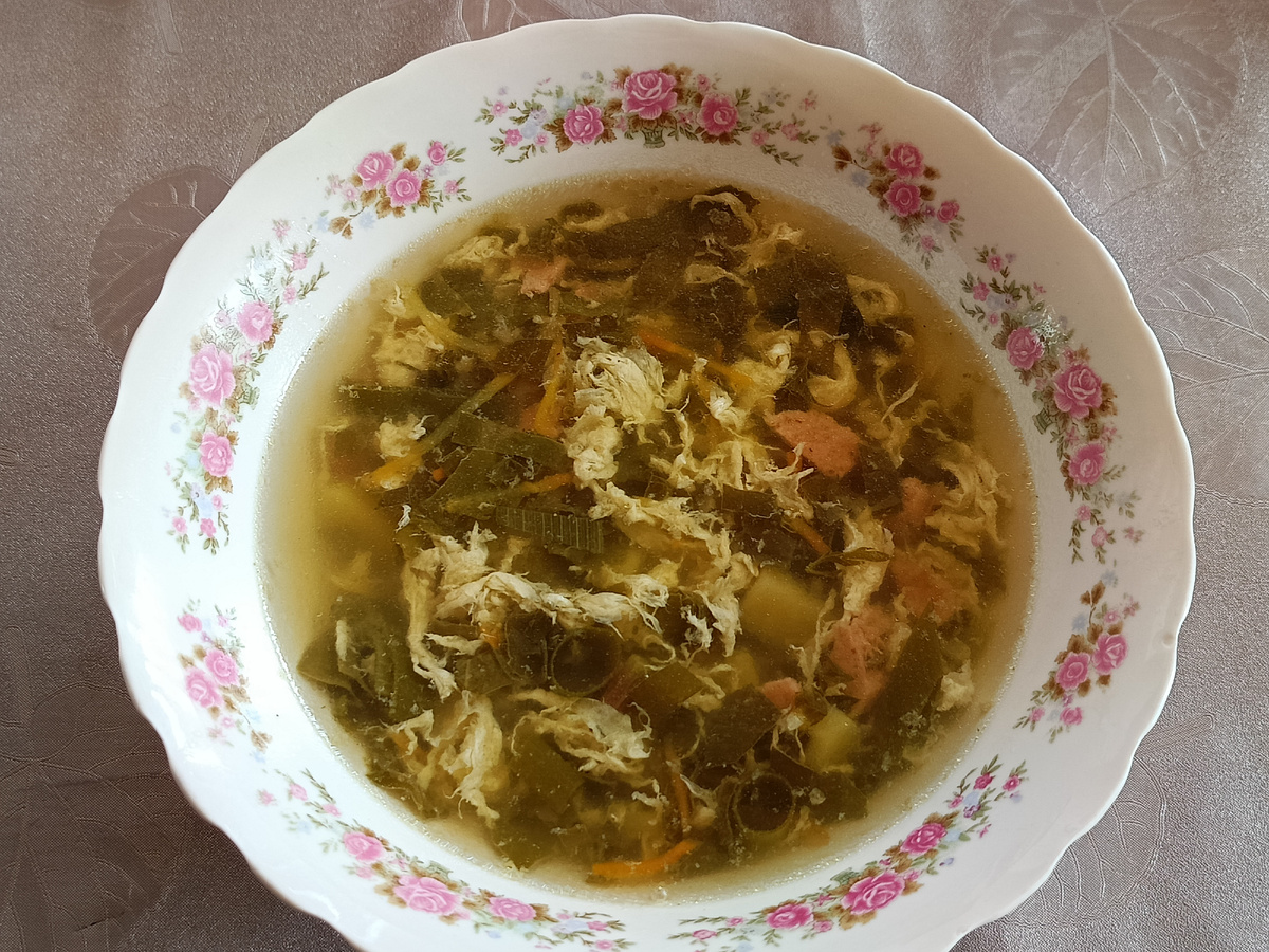 Мой обед, плюс сметана и кусочек хлеба.