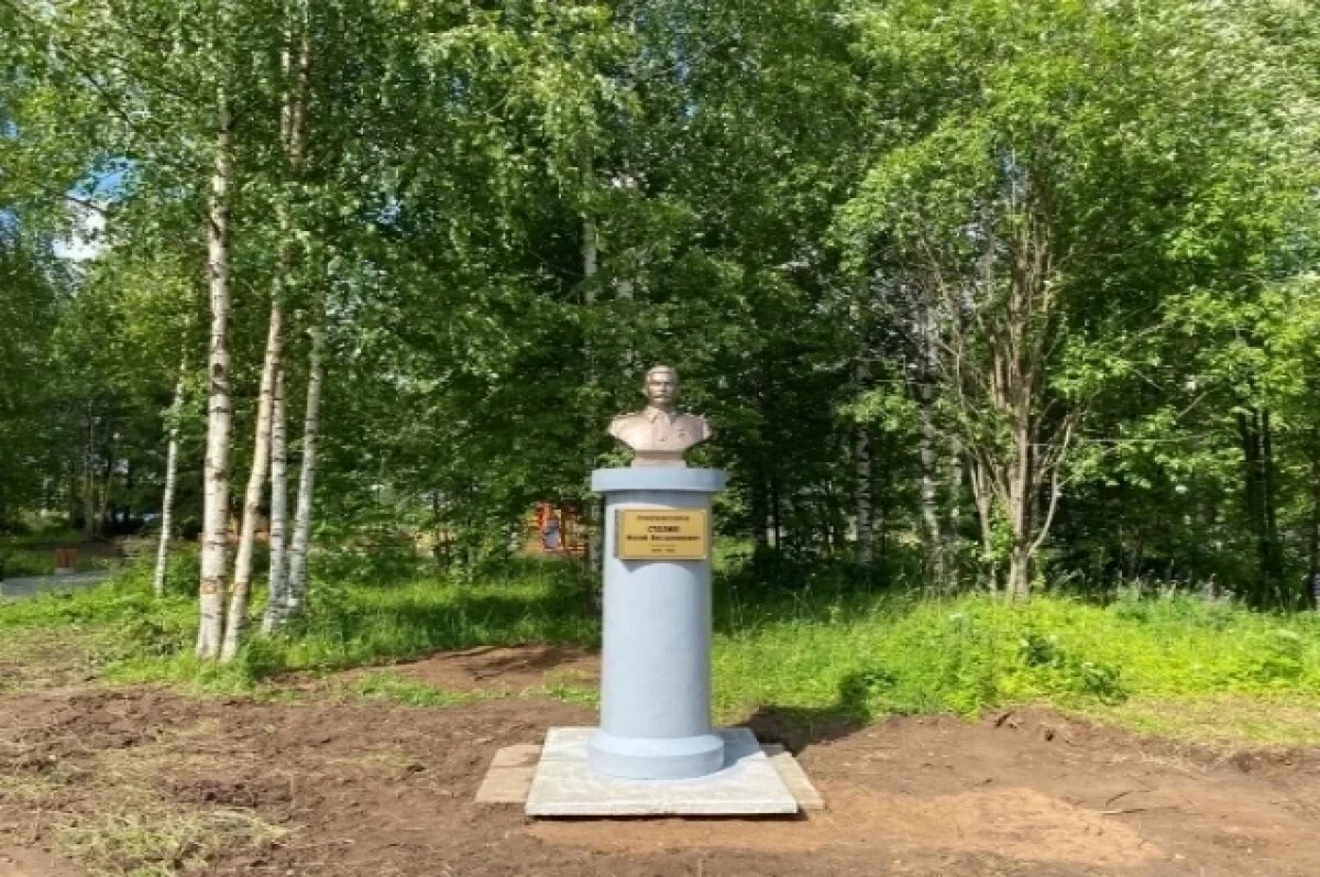    В Вологодской области у входа в школу появился новый памятник Сталину