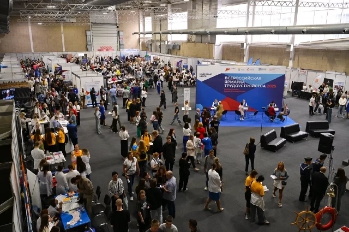    Людям не было тесно, места хватило всем.