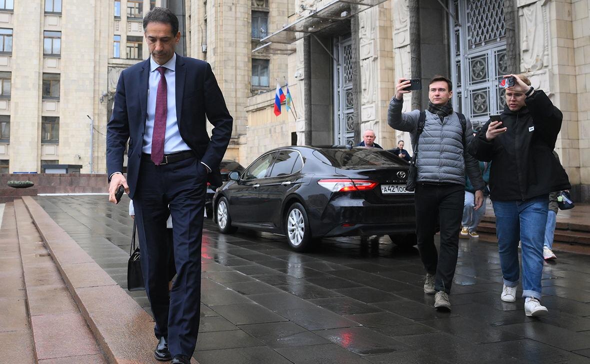     Рахман Мустафаев (слева). Источник: rbc.ru Автор фото: Алексей Майшев / РИА Новости