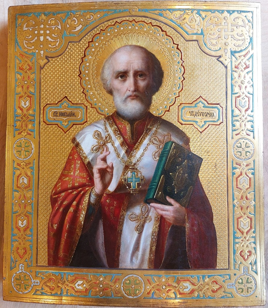 Икона «Святой Николай Чудотворец» 
Конец 19 – начало 20 века. Палех, иконописная мастерская Ивана Ивановича Парилова. На оборотной стороне доски по середине имеется печать-сигнатура: «Живописно-иконописная мастерская Ивана Ивановича Парилова въ селе Палехъ, Влад. Губ. соб. домъ.».
Размеры 36*31*3 см.  Дерево, левкас, смешенная техника, масло, золото, чеканка по золоту, полимент, холодные эмали, лак.