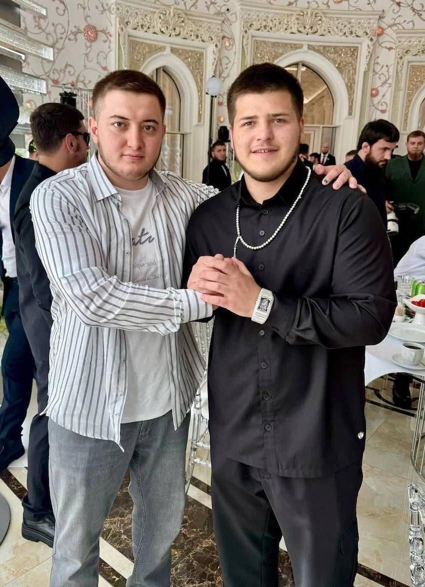 Жених Адам Кадыров (справа) с другом.  