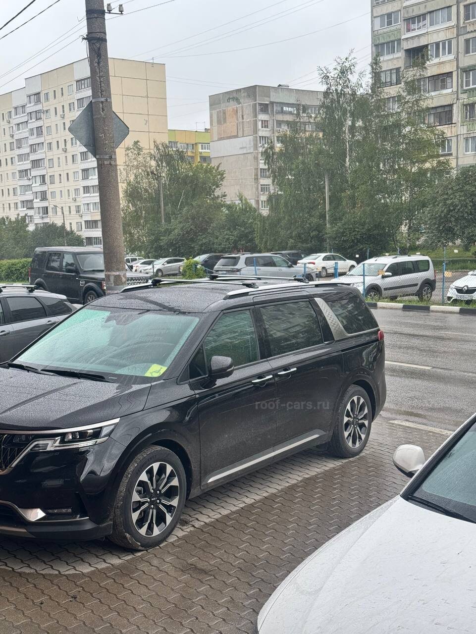Установка багажника и автобокса 410л на Kia Carnival VI в Туле