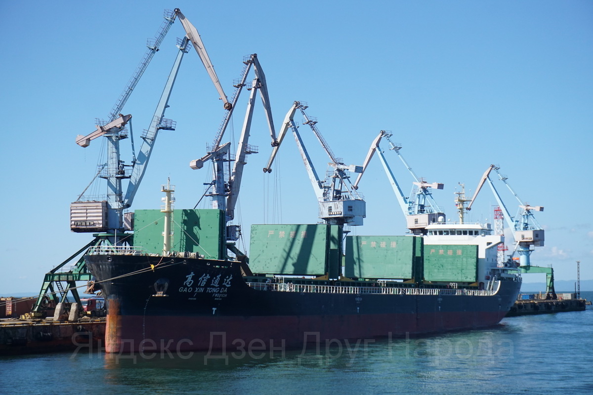 Китайское грузовое судно Судно GAO XIN TONG DA перевозит металлолом с Сахалина. Фото автора