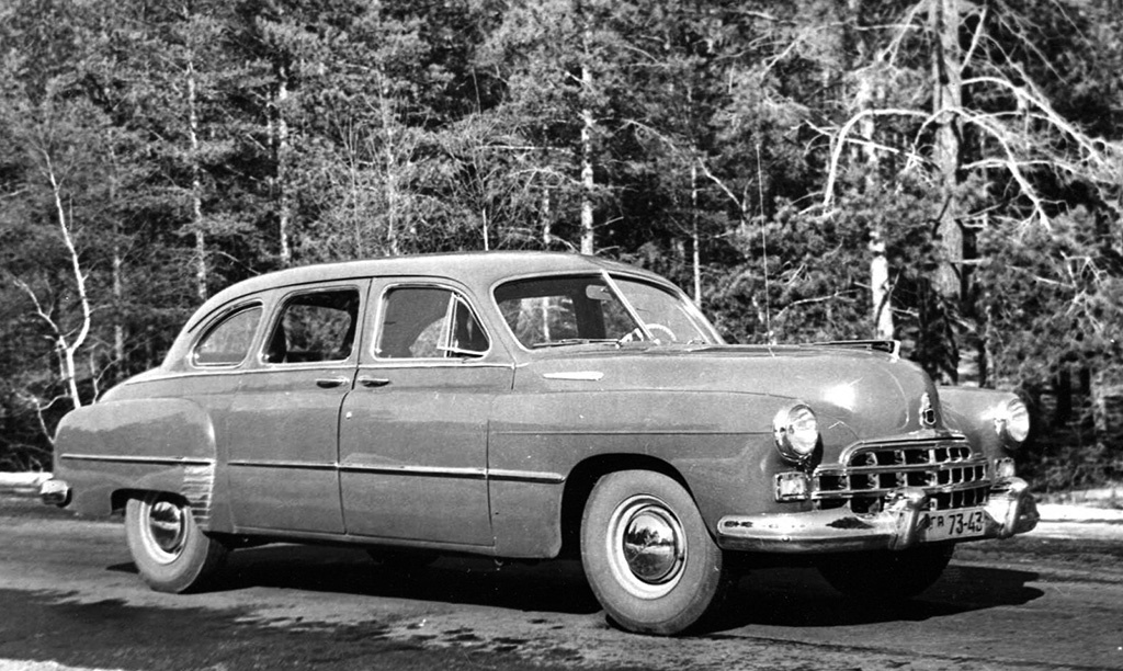 ГАЗ-12 ЗИМ — семиместный седан с двумя откидными сиденьями — страпонтенами