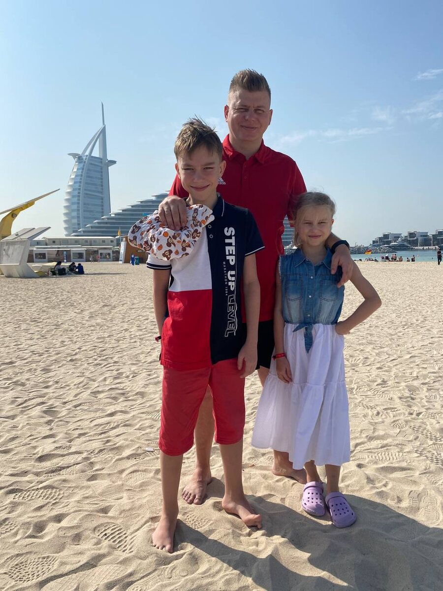 С берега Парус видно лучше, чем из воды 