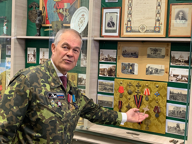    Алексей Сотников демонстрирует уникальные артефакты начала XIX века