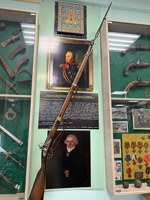    Над портретом курского мещанина Сибилева можно прочесть текст письма Кутузова курянам