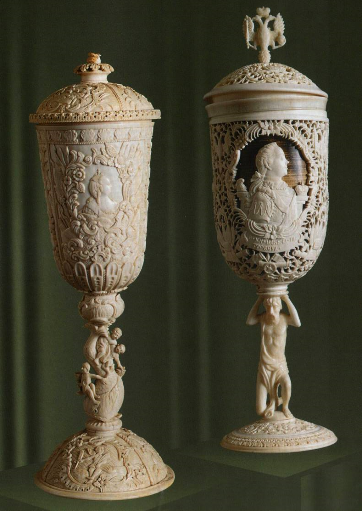 Мастерская Дудина О.Х. Кубок с портретом императрицы Елизаветы, Санкт-Петербург, 1759–1760. Бивень мамонта. Кубок с портретами великого князя Павла Петровича, великой княгини Марии Фёдоровны и императрицы Екатерины II, Санкт-Петербург, 1776. Бивень мамонта