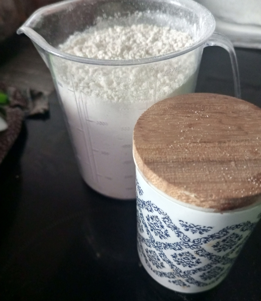 В баночке соль. Это вроде кого-то был подсвечник, но мне для соли идеально