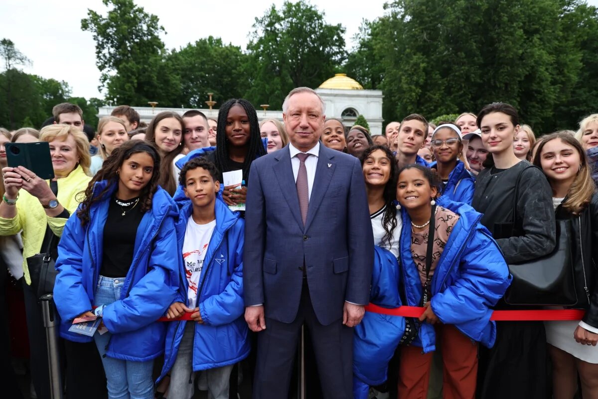    Беглов: гостями Бала медалистов стали выпускники из Мариуполя