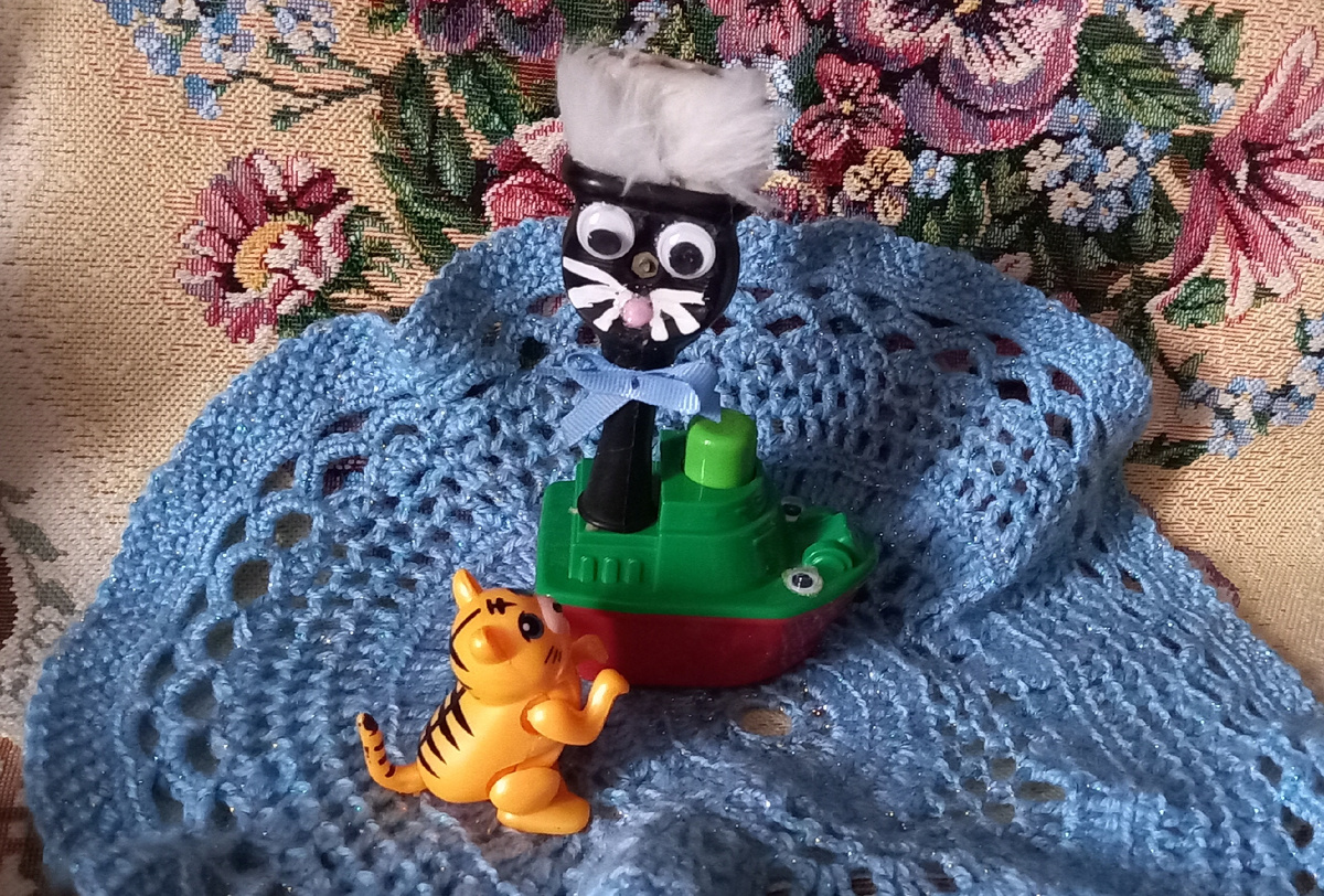 Лазурная салфетка "Море" - работа моей мамы. Также на фото - заводной прыгающий  котёнок Тигрик и катерок с глазками Кирилл.