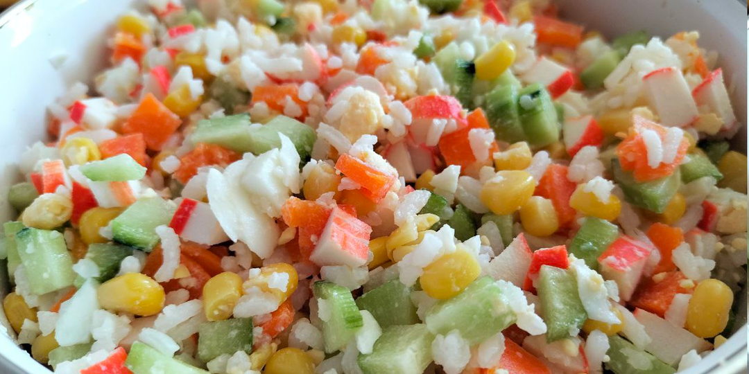 Салат за 10 минут. Рецепт с рисом, крабовыми палочками, кукурузой