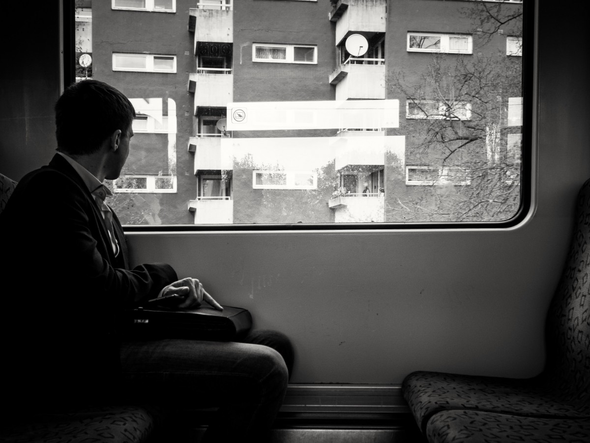 картинка взята с открытого источника: https://c.pxhere.com/photos/45/1e/street_city_people_blackandwhite_bw_man_berlin_window-368492.jpg!d Картинка взята с сайта: https://c.pxhere.com/photos/45/1e/street_city_people_blackandwhite_bw_man_berlin_window-368492.jpg!d