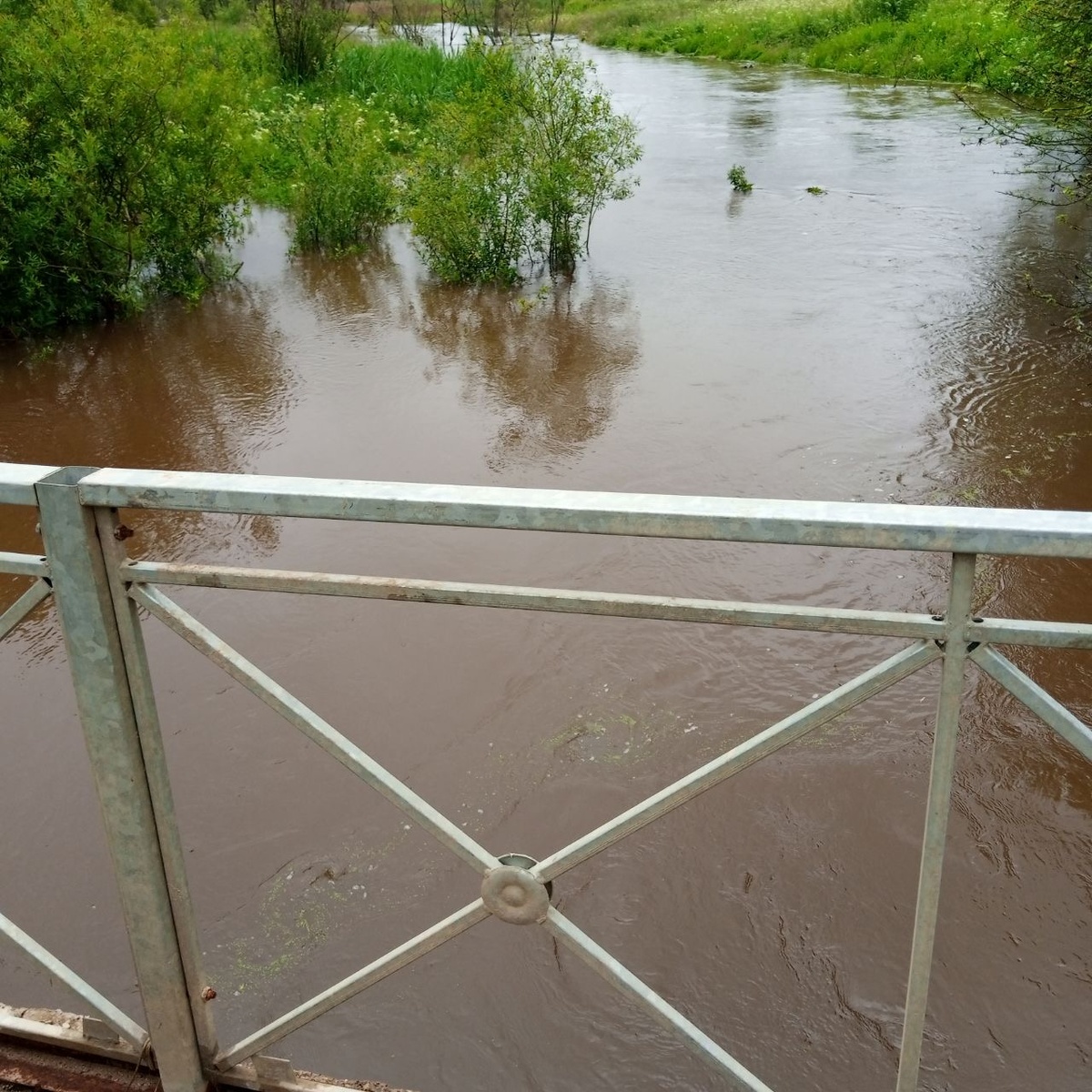 Когда то был ручеек. Сейчас после дождей вода поднялась пости до 2ъ метров.